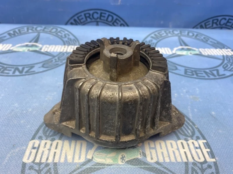 Подушка двигателя Mercedes-Benz C-Class 2042400317 W204 646.811 2.2, передняя правая