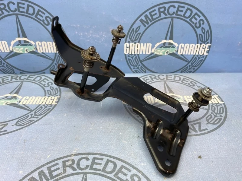 Кронштейн пневмокомпрессора Mercedes-Benz R-Class 2513210040 W251