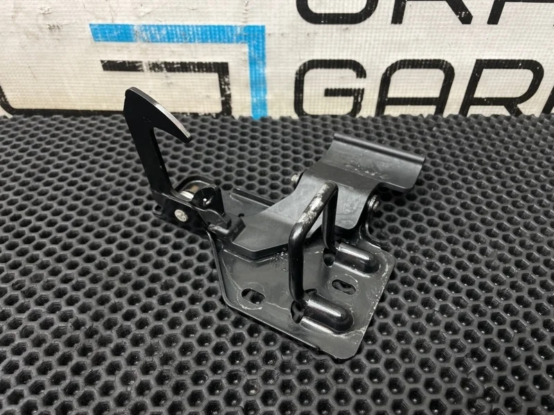 Крюк капота Volkswagen Touareg 6Q0823480B 7LA