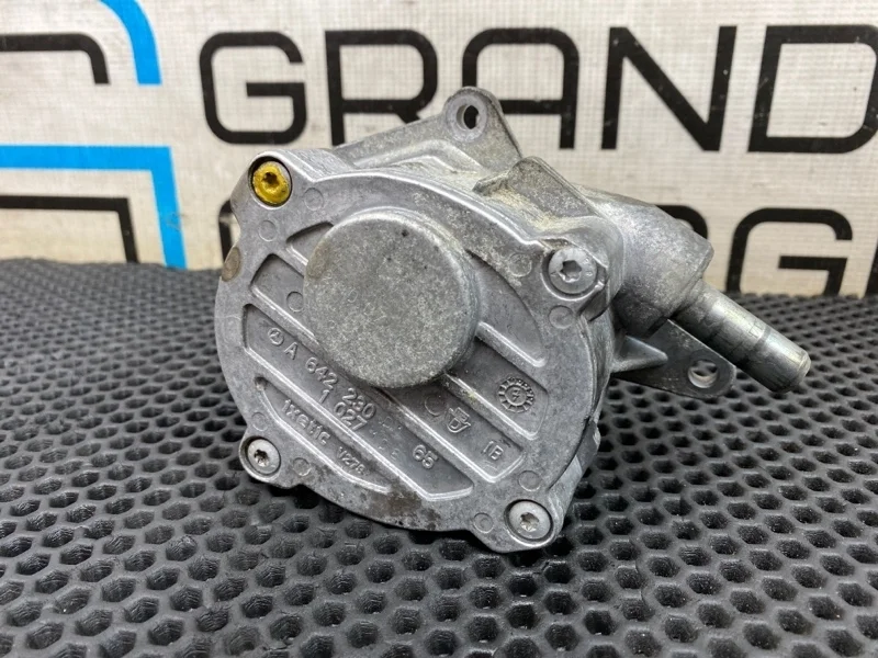 Насос вакуумный Mercedes-Benz Ml-Class 6422300165 W164 642.940 3.0