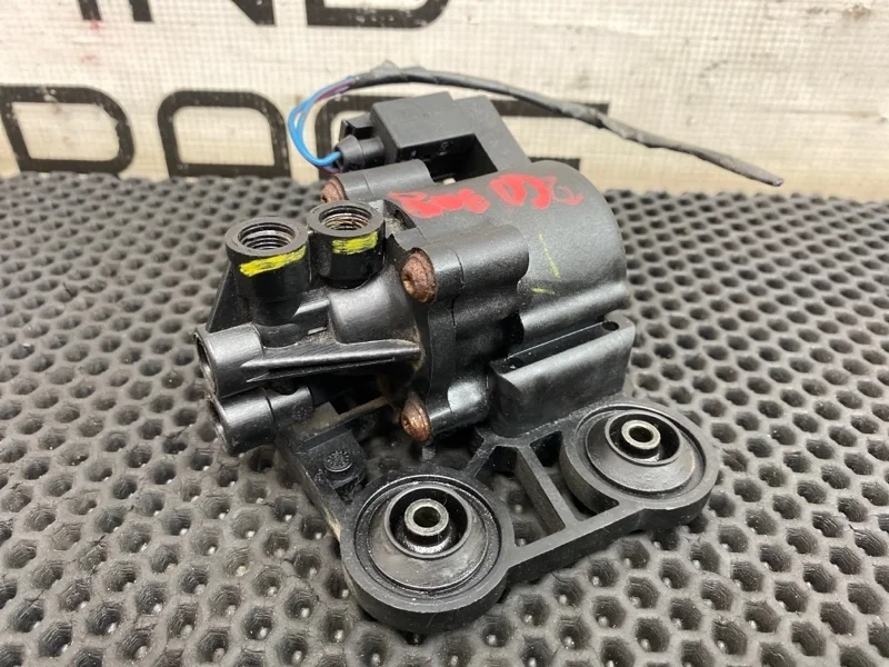 Блок клапанов пневмоподвески Land Rover Range Rover 3 RVK000050 L322 M62B44 4.4, задний