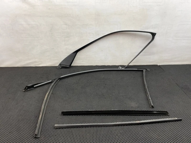Уплотнитель стекла Bmw X3 2006 51333424494 E83 M47D20 2.0, передний правый