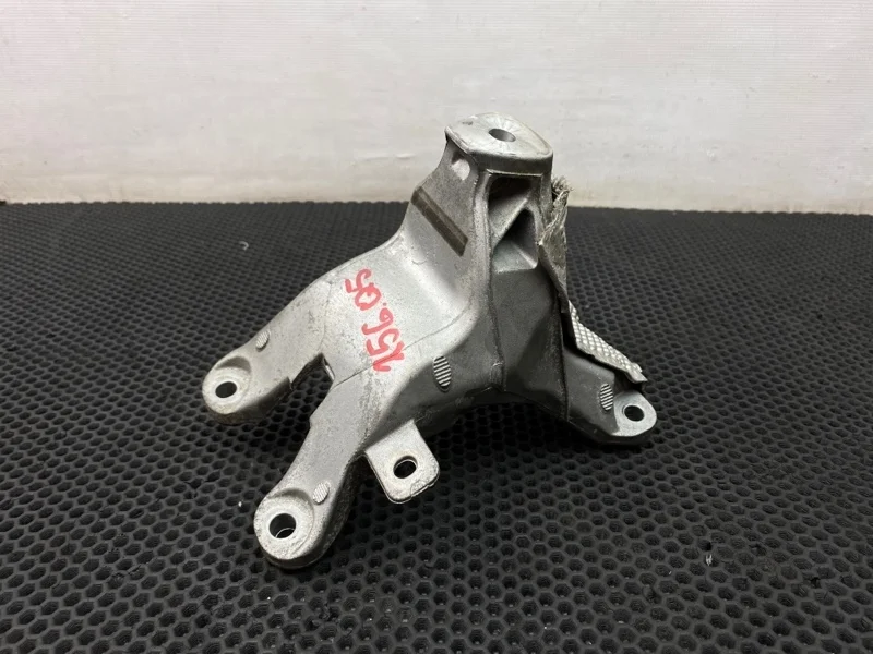 Кронштейн двигателя Audi Q5 2010 8K0199308BD 8RB CDNC 2.0, правый