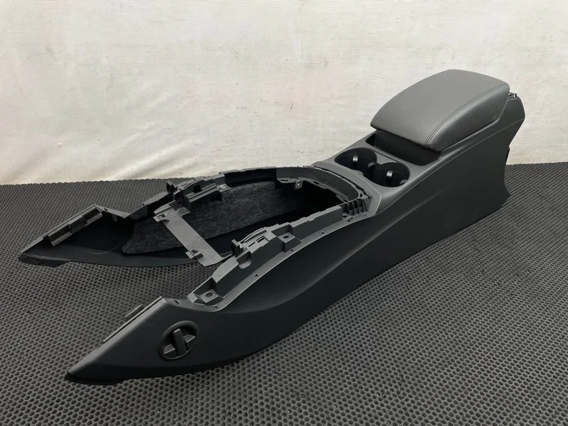 Подлокотник Audi Q5 2010 8R0863242A 8RB CDNC 2.0