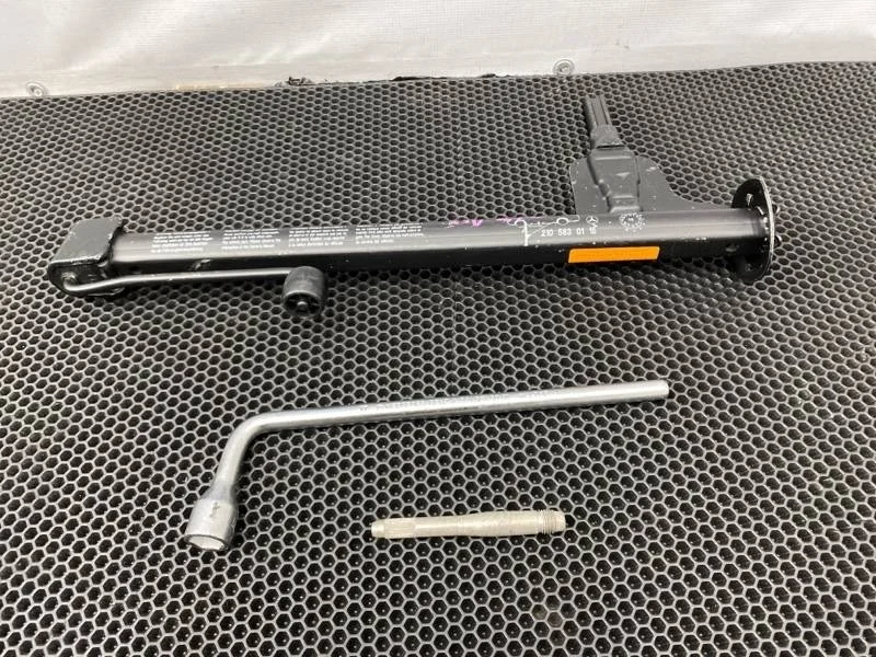 Набор инструментов Mercedes-Benz E-Class 1998 2105830115 W210 112.911 2.4