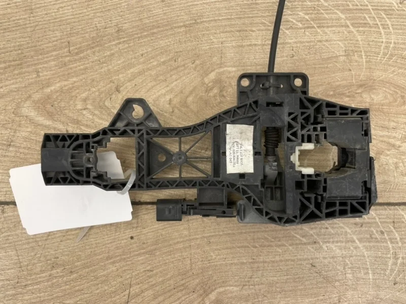 Кронштейн ручки двери Audi Q7 2007-2015 4L