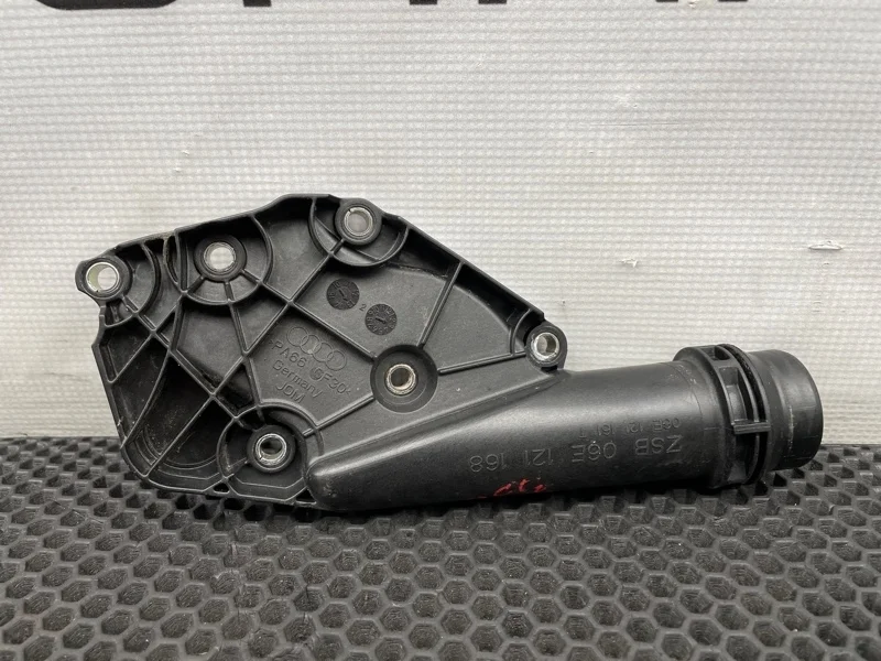 Патрубок охлаждения Audi A6 2013 06E121168 C7 CHVA 2.8
