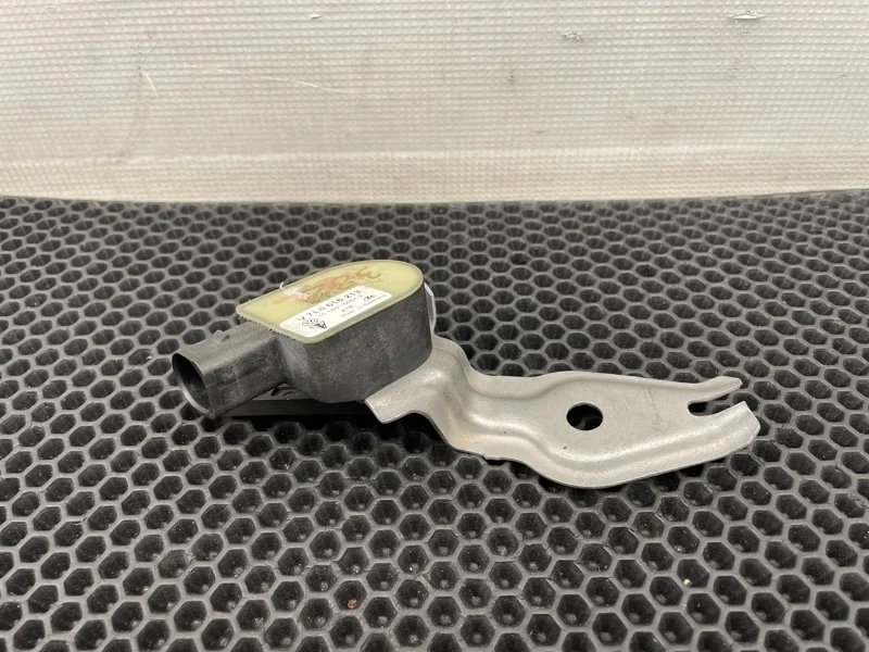 Датчик положения кузова Volkswagen Touareg 2007 7L6616213 7L6 BHK 3.6, передний