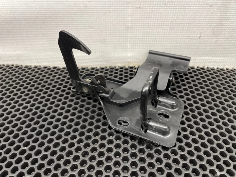 Крюк капота Volkswagen Touareg 2006 6Q0823480B 7LA BMV 3.2