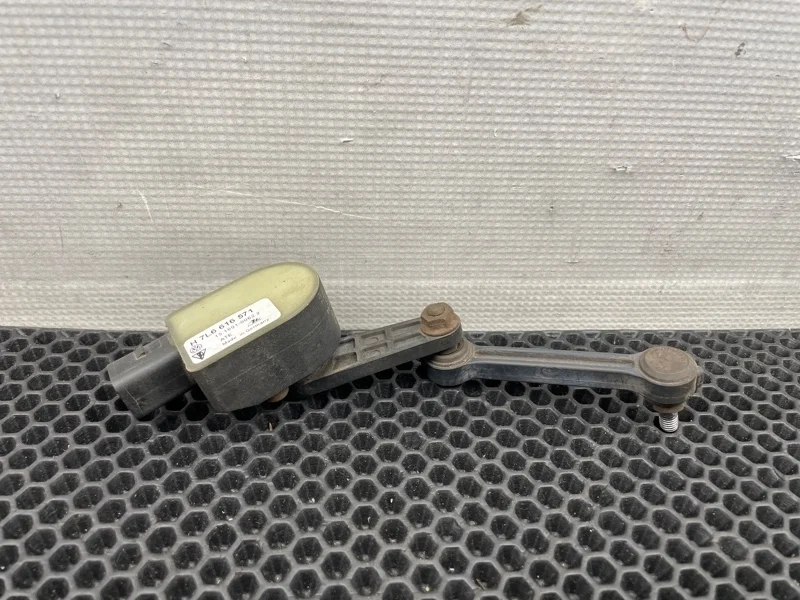 Датчик положения кузова Volkswagen Touareg 2007 7L6616571 7L6 BHK 3.6, задний левый