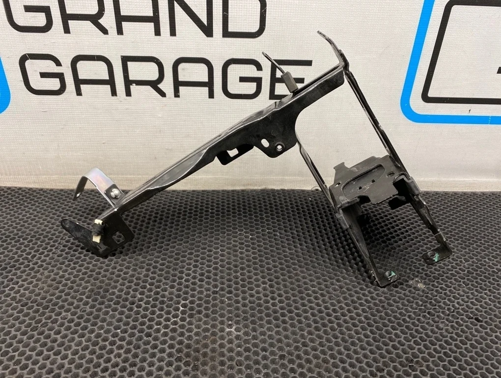 Кронштейн фары Bmw 3-Series 2013 51647245792 F30 N20B20B 2.0, правый