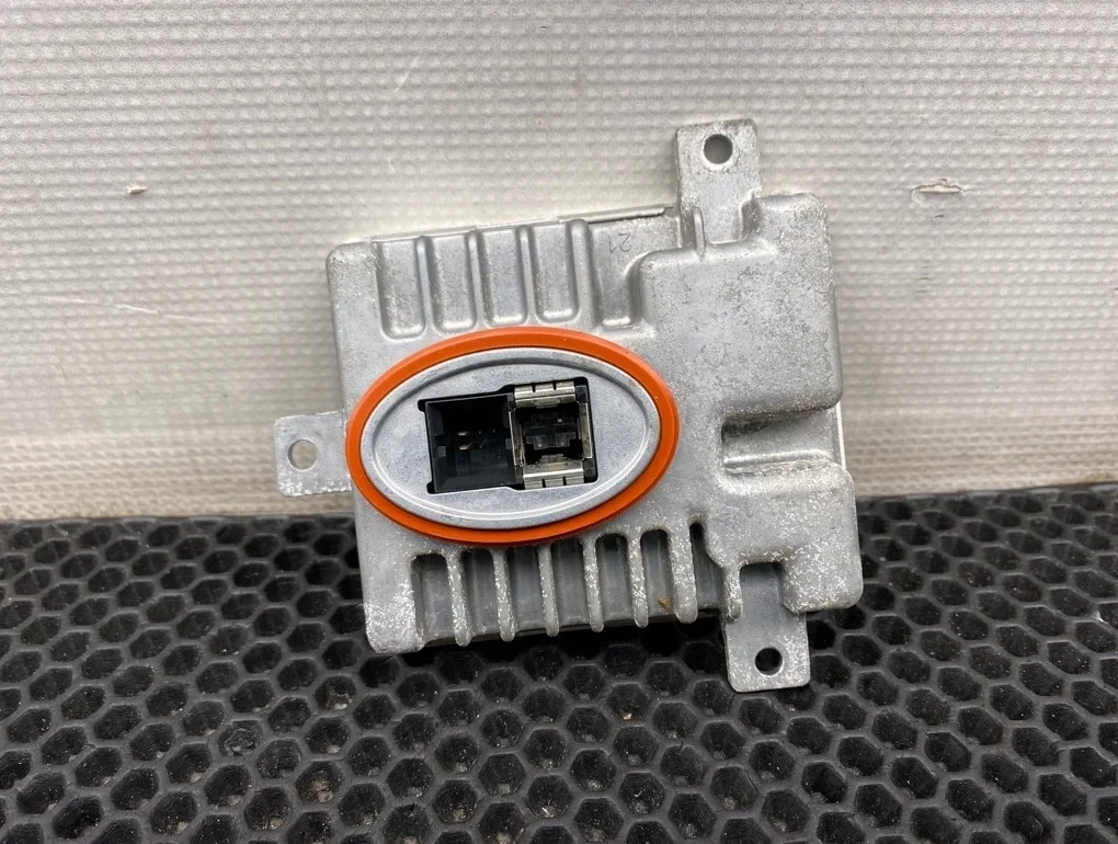 Блок розжига ксенона Bmw 5-Series 2012 63117237647 F10 N20B20B 2.0, правый