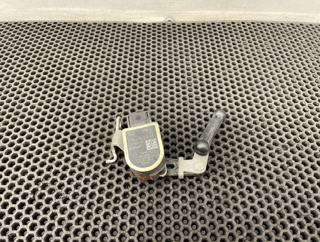 Датчик положения кузова Bmw 5-Series 2011 37146781361 F10 N52B30A 3.0, передний левый