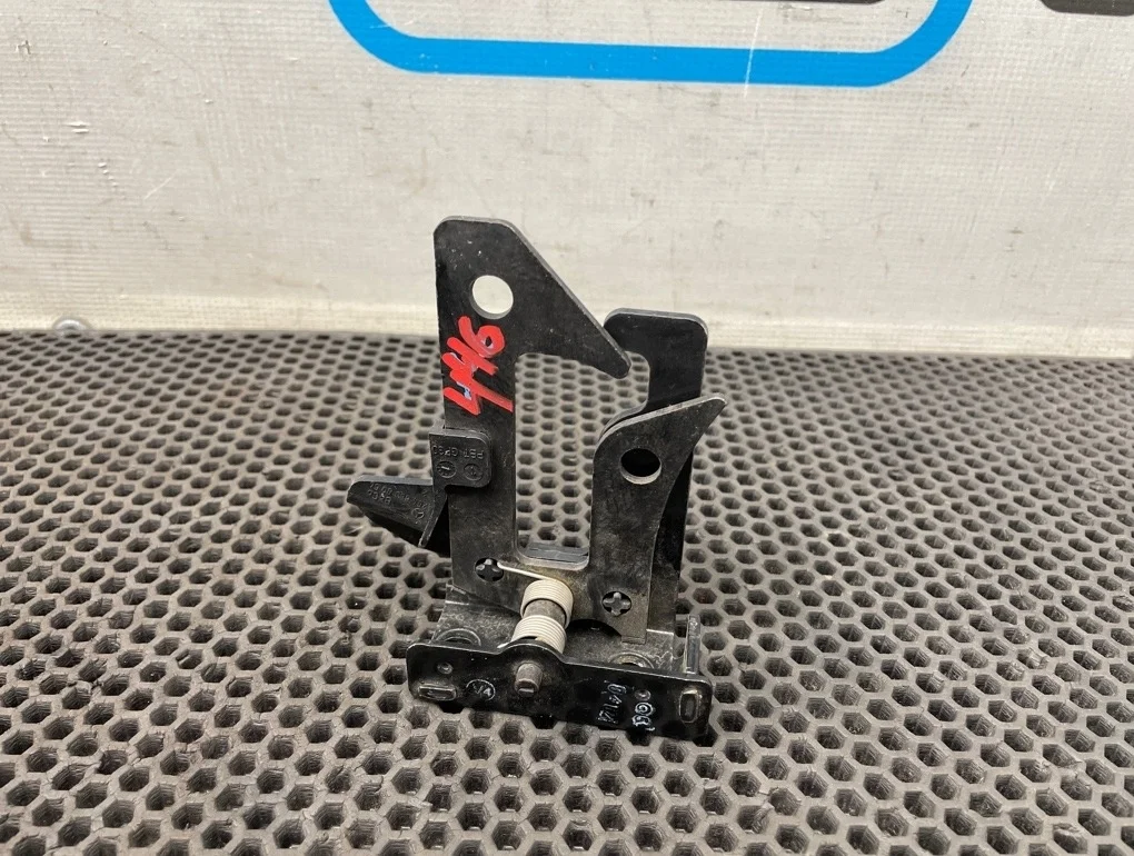 Крюк капота Mercedes-Benz C-Class 2012 A2048800064 C204 271.820 1.8