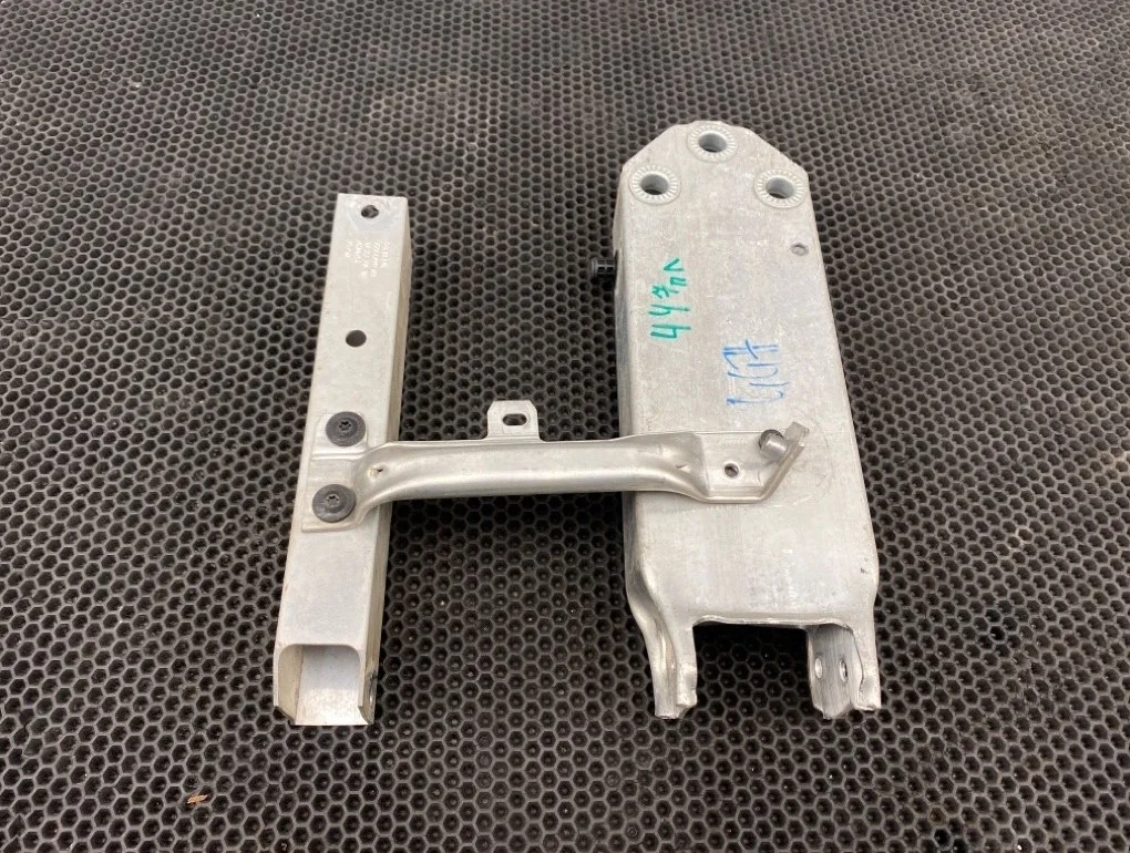 Кронштейн усилителя бампера Bmw 7-Series 2010 51117273399 F01 N54B30A 3.0, передний левый