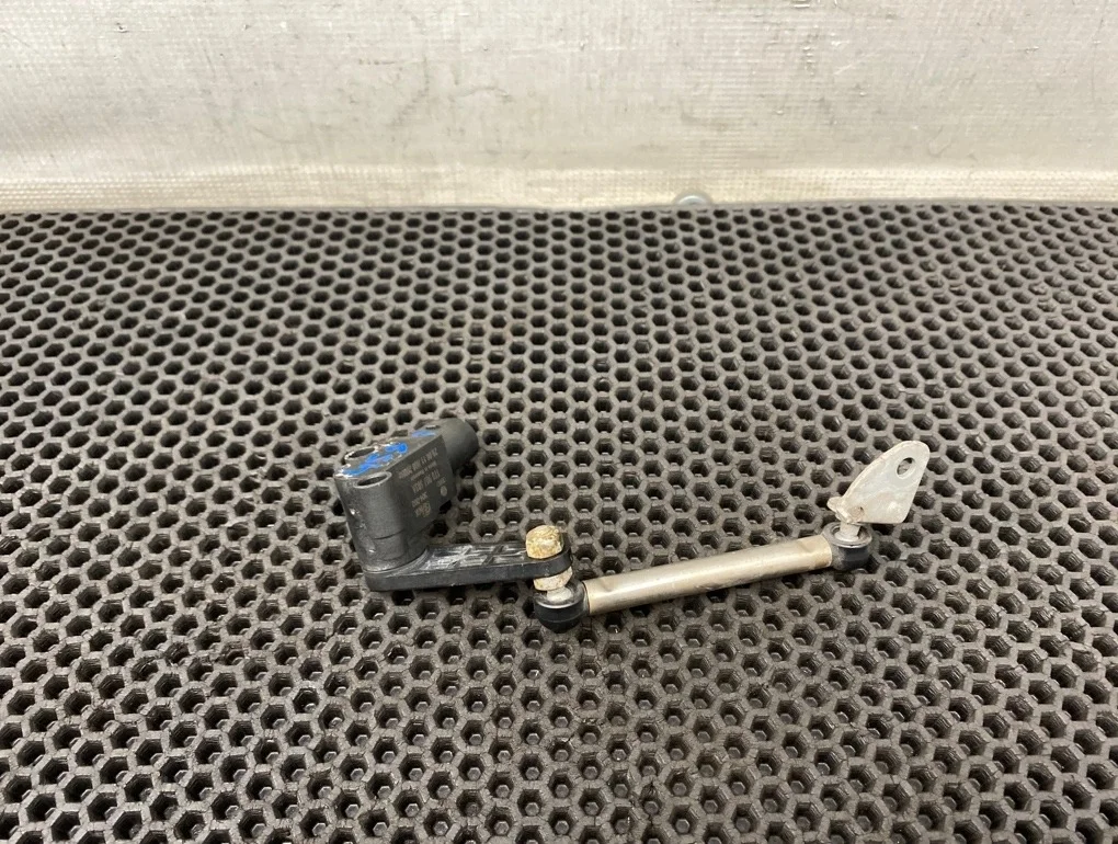 Датчик положения кузова Audi A6 2011 1T0907503A C7 CHVA 2.8, задний левый