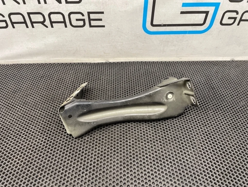 Кронштейн Audi Tt 2007 8J0821136F 8J3 BUB 3.2, передний правый