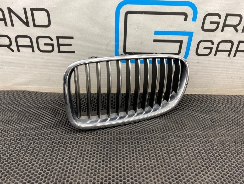 Решетка радиатора Bmw 5-Series 2011 51137203649 F10 N52B30A 3.0, передняя левая