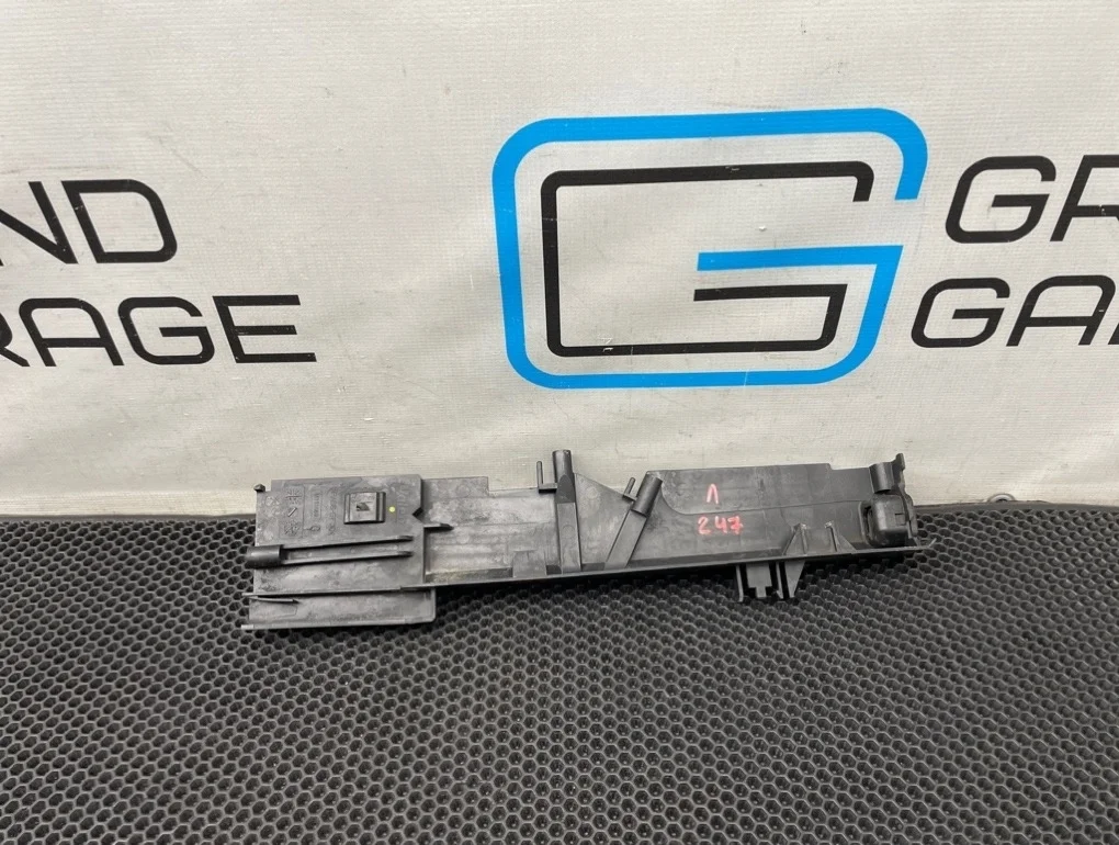 Дефлектор радиатора Bmw 3-Series 2013 17117600536 F30 N20B20B 2.0, левый