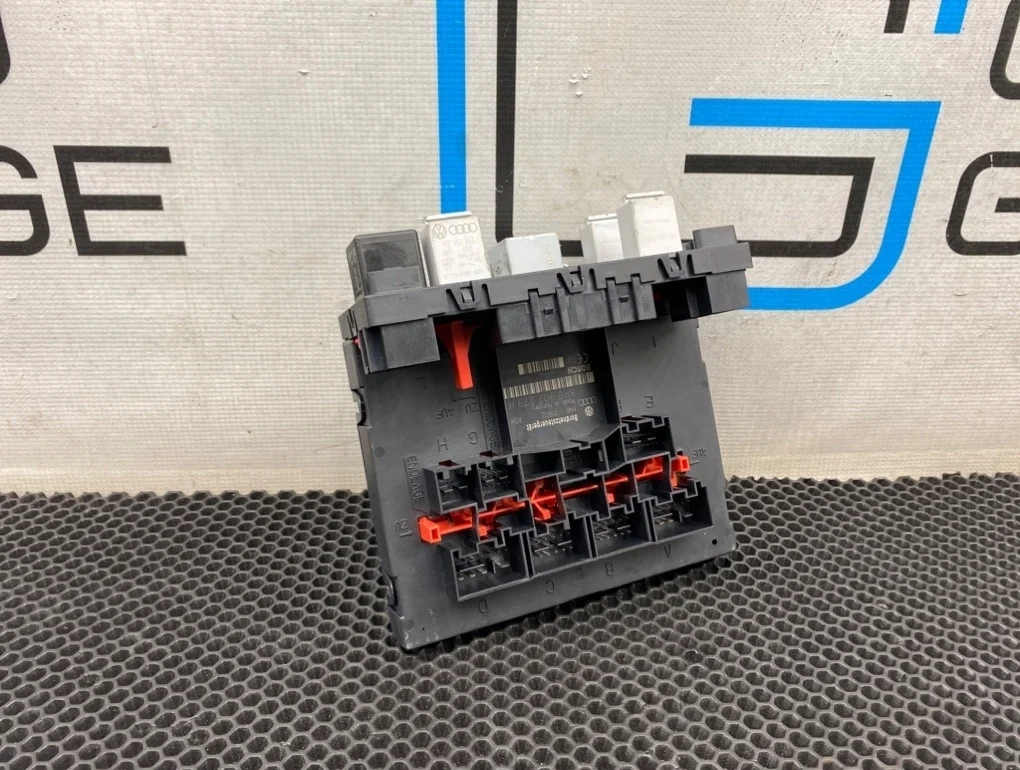 Блок электронный Audi Tt 2007 8P0907279H 8J3 BUB 3.2