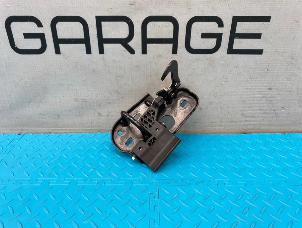 Крюк капота Porsche Panamera 2010 1T0823480B 970 M46.20 3.6