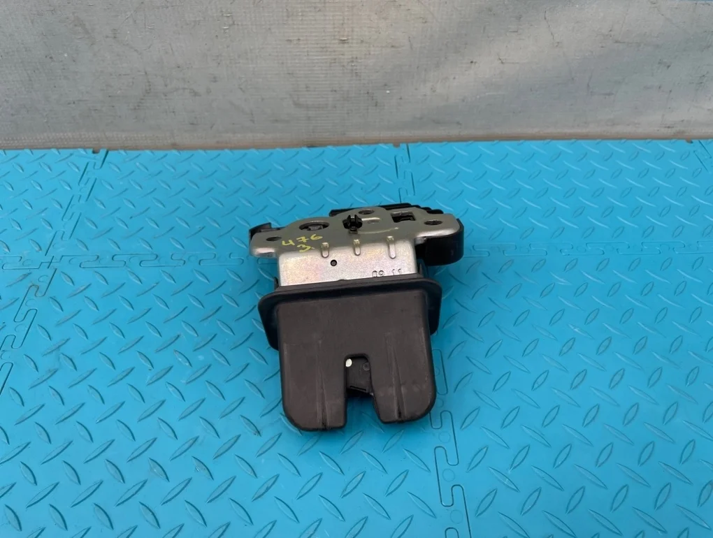 Замок багажника Audi A6 2011 4H0827505 C7 CHVA 2.8