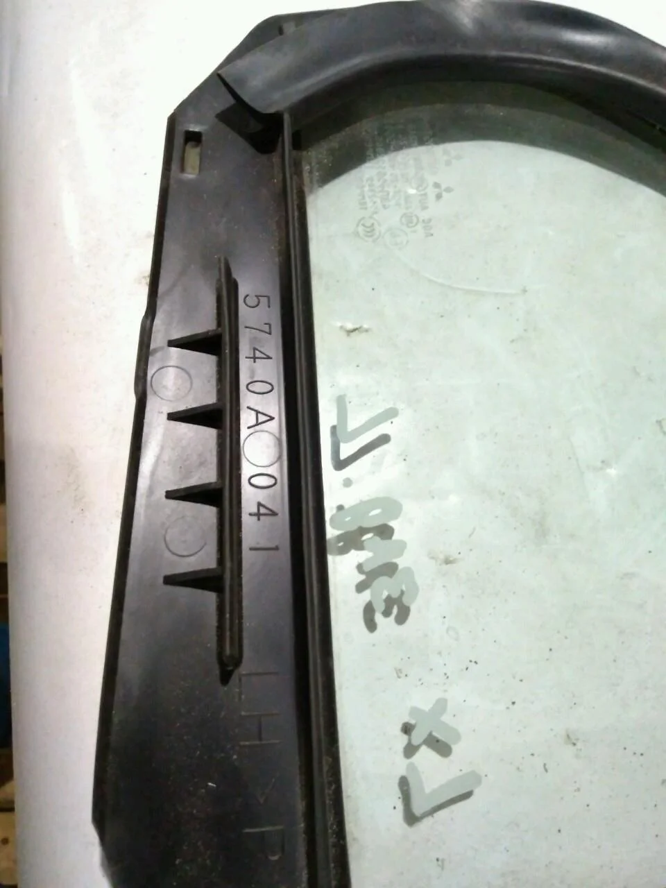 Б.у. форточка двери MITSUBISHI LANCER CY3A MITSUBISHI LANCER CY3A