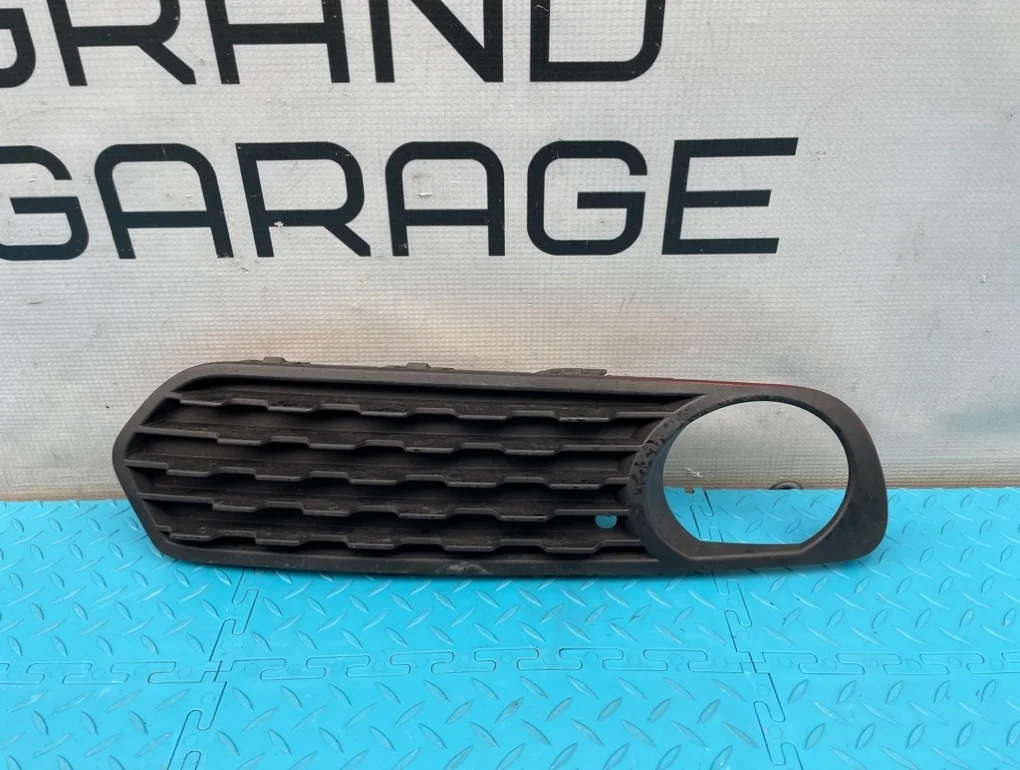 Решетка в бампер Bmw 1-Series 2013 51117245870 F20 N13B16A 1.6, передняя правая