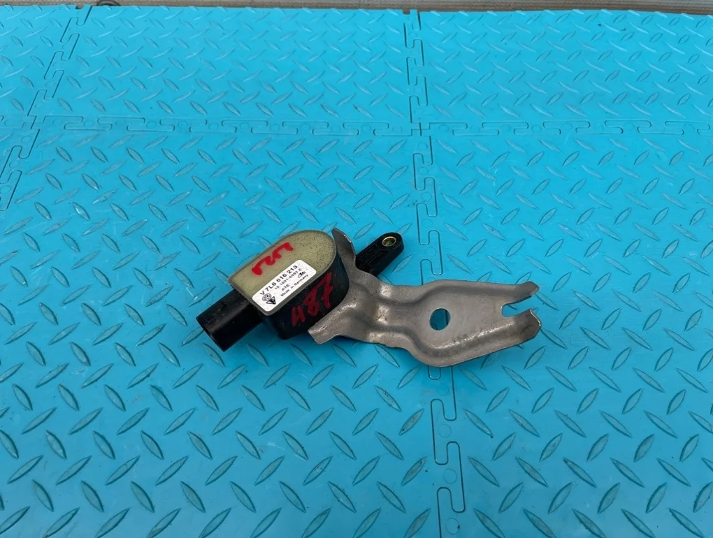 Датчик положения кузова Volkswagen Touareg 2008 7L6616213 7L6 BHK 3.6, передний левый