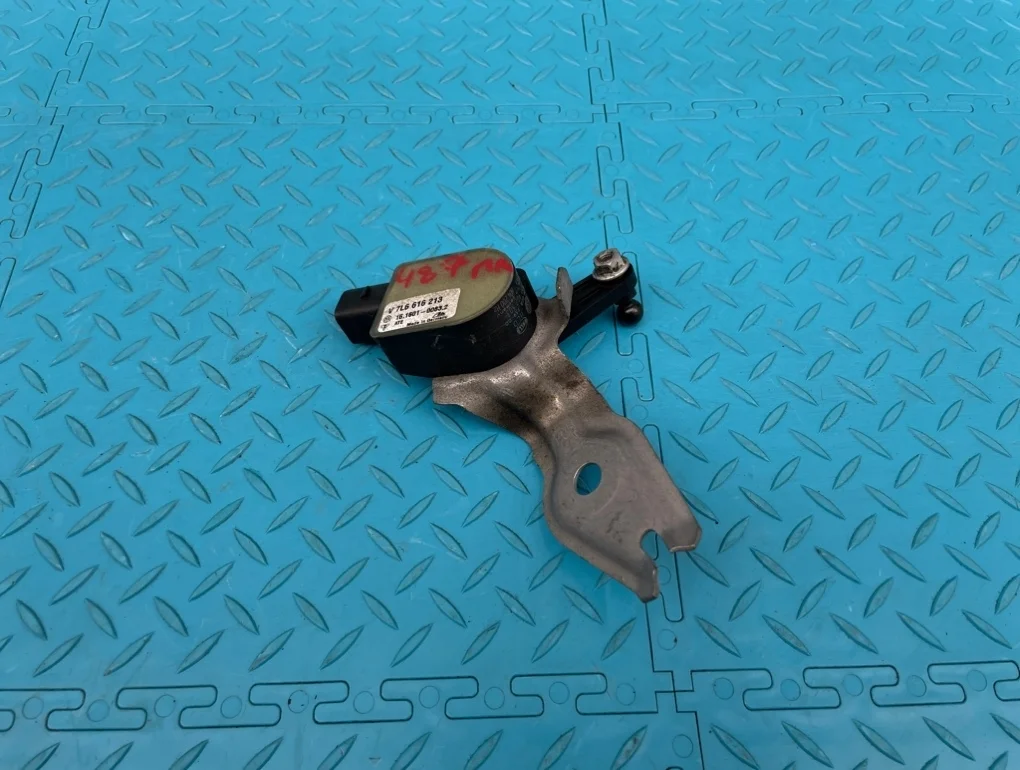 Датчик положения кузова Audi Q7 2011 7L6616213 4LB CJTC 3.0, передний левый