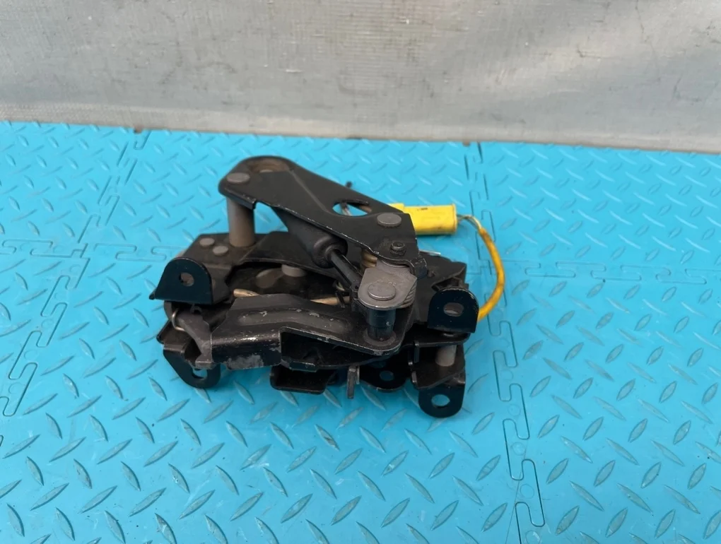 Замок капота Bmw 7-Series 2009 51237184442 F01 N63B44A 4.4, правый