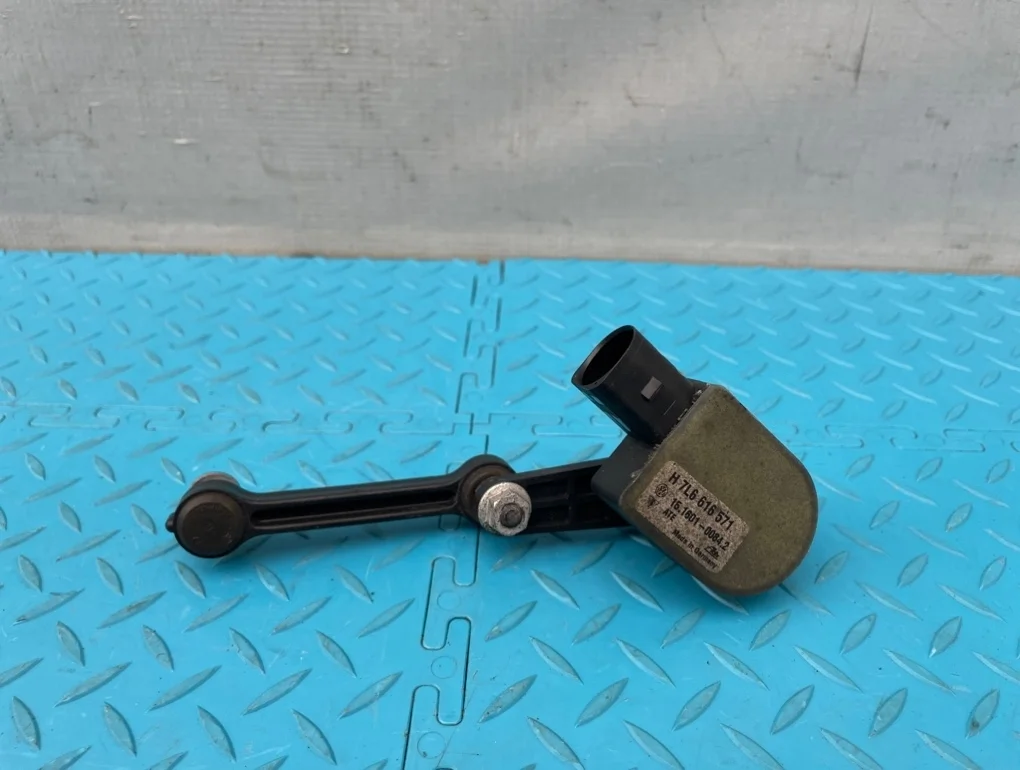 Датчик положения кузова Audi Q7 2011 7L6616571 4LB CJTC 3.0, задний