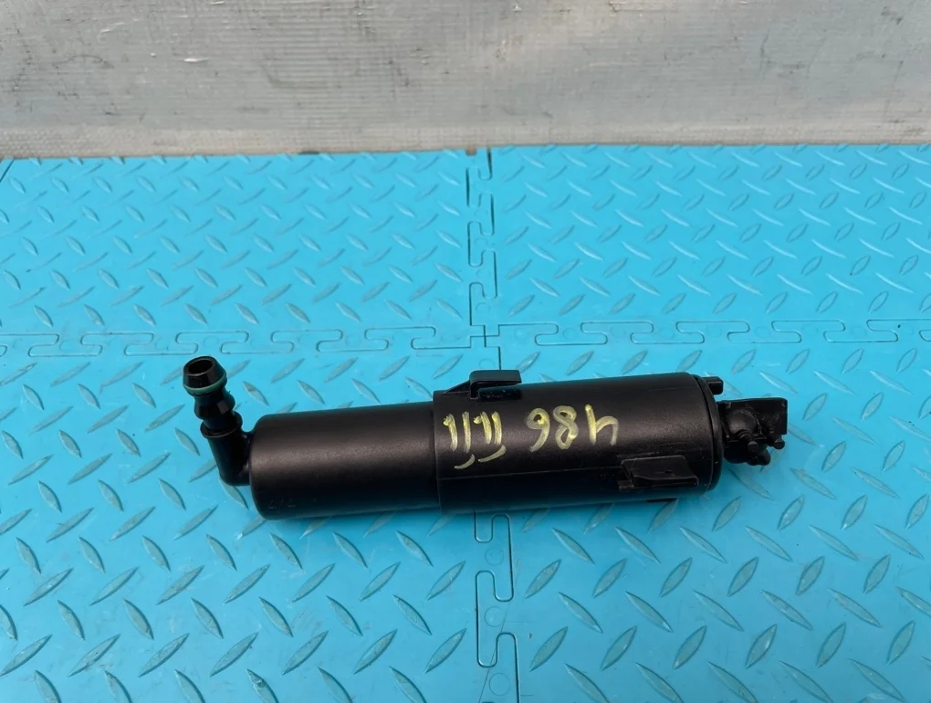 Форсунка омывателя фары Bmw X5 2009 61677173852 E70 N52B30AF 3.0, правая