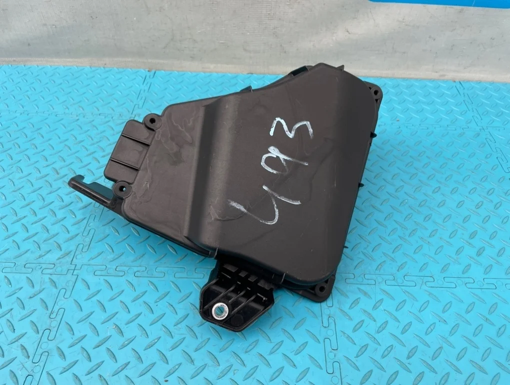 Корпус блока предохранителей Audi A8 2012 4H0937118 D4 CGWD 3.0