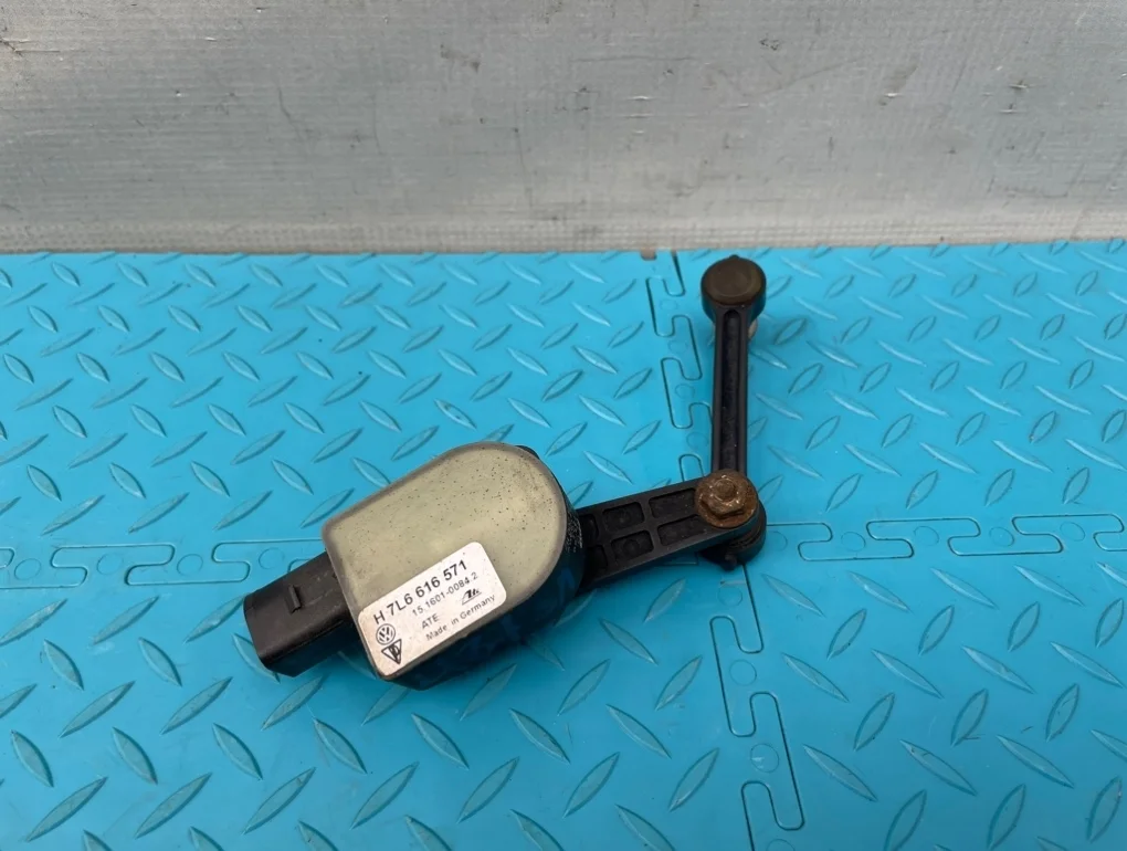 Датчик положения кузова Volkswagen Touareg 2008 7L6616571 7L6 BHK 3.6, задний левый