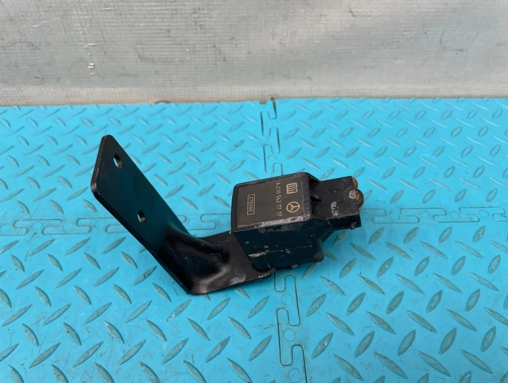 Датчик положения кузова Mercedes-Benz Ml-Class 2000 A1633280140 W163 113.981 5.5, передний