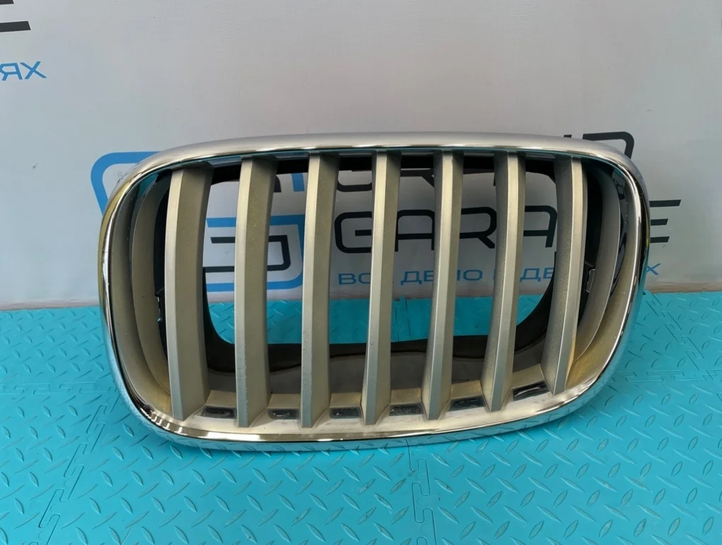 Решетка радиатора Bmw X5 2009 51137157687 E70 N52B30AF 3.0, левая