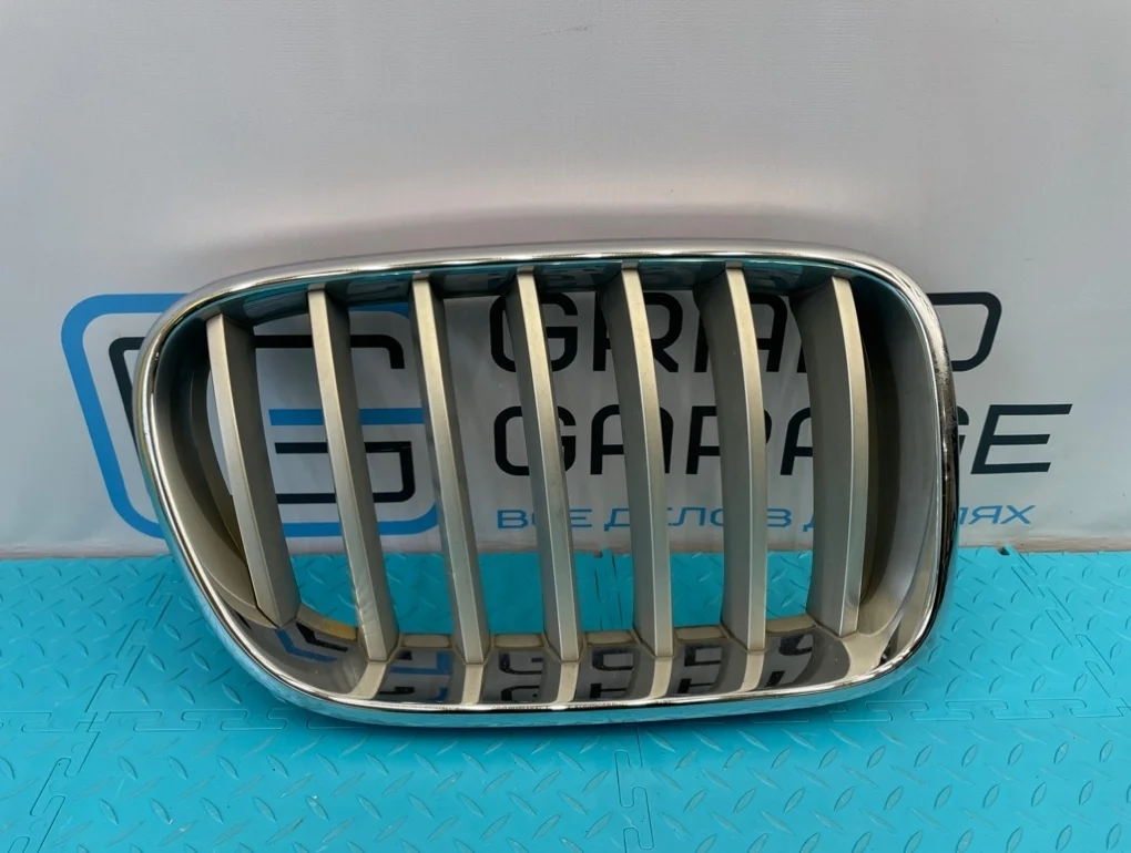 Решетка радиатора Bmw X3 2011 51117237422 F25 N52B30A 3.0, правая