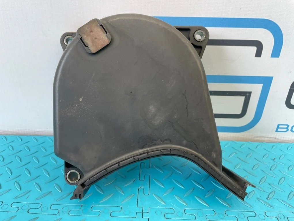 Крышка двигателя Mitsubishi Pajero 2004 MD368973 V73W 6G72 3.0