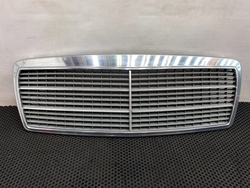 Решетка радиатора Mercedes-Benz E-Class 1998 2108800083 W210 112.911 2.4
