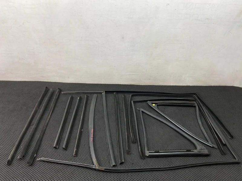 Уплотнитель стекла Mercedes-Benz S-Class 1992 1407200124 W140 104.990 3.2