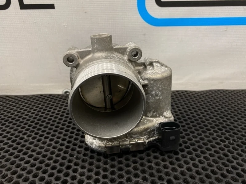 Заслонка дроссельная Audi A4 2016 06K133062J B9 CVKB 2.0