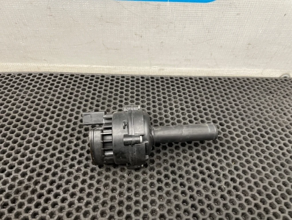 Насос водяной электрический Mercedes-Benz S-Class 2005 A2218350164 W221 273.961 5.5