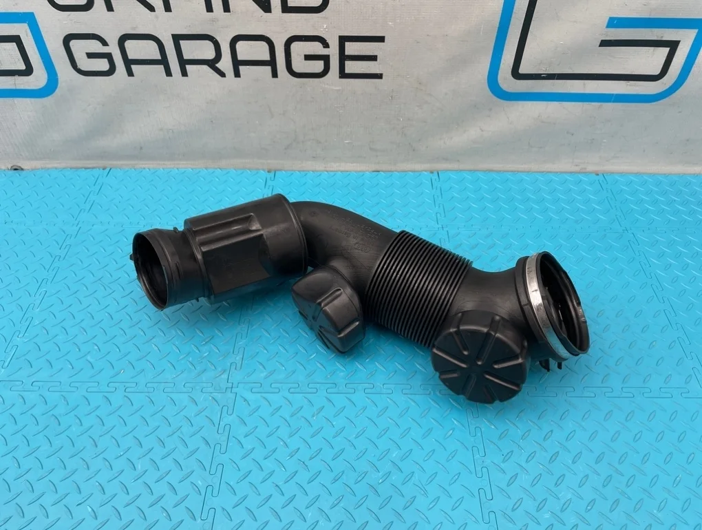 Патрубок воздушный Audi A8 2012 4H0129616M D4 CGWD 3.0