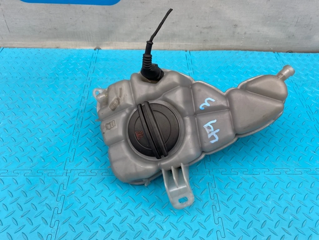 Бачок расширительный Audi A8 2012 4H0121403G D4 CGWD 3.0
