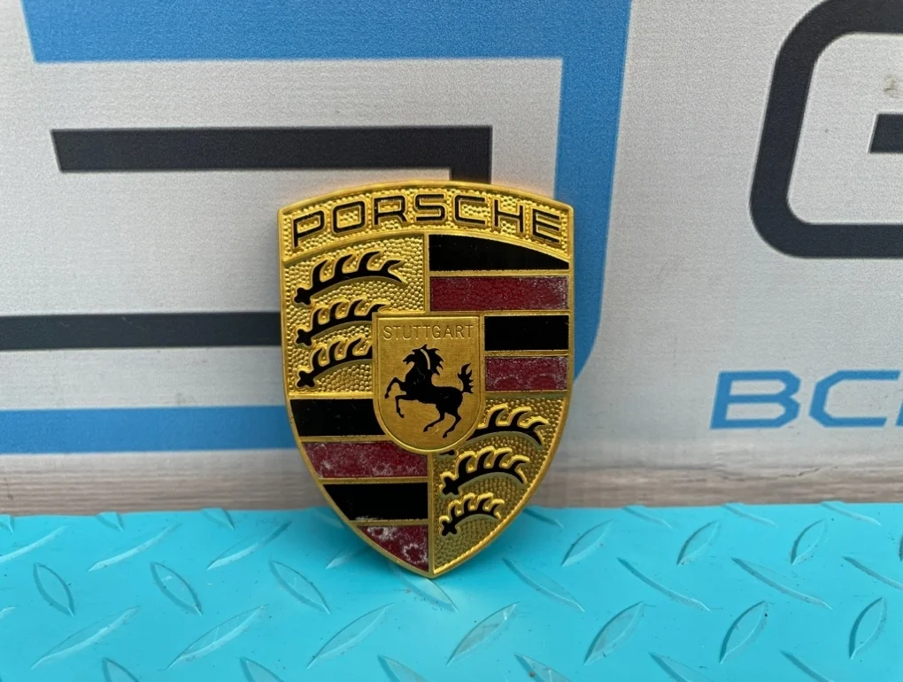 Эмблема Porsche Cayenne 2004 99655921101 955 M02.2Y 3.2, передняя
