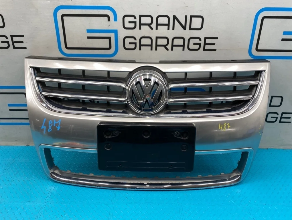 Решетка радиатора Volkswagen Touareg 2008 7L6853651L 7L6 BHK 3.6