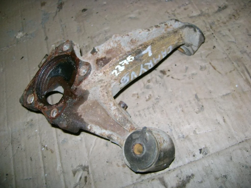 Кулак поворотный задний левый Toyota Camry (XV50)