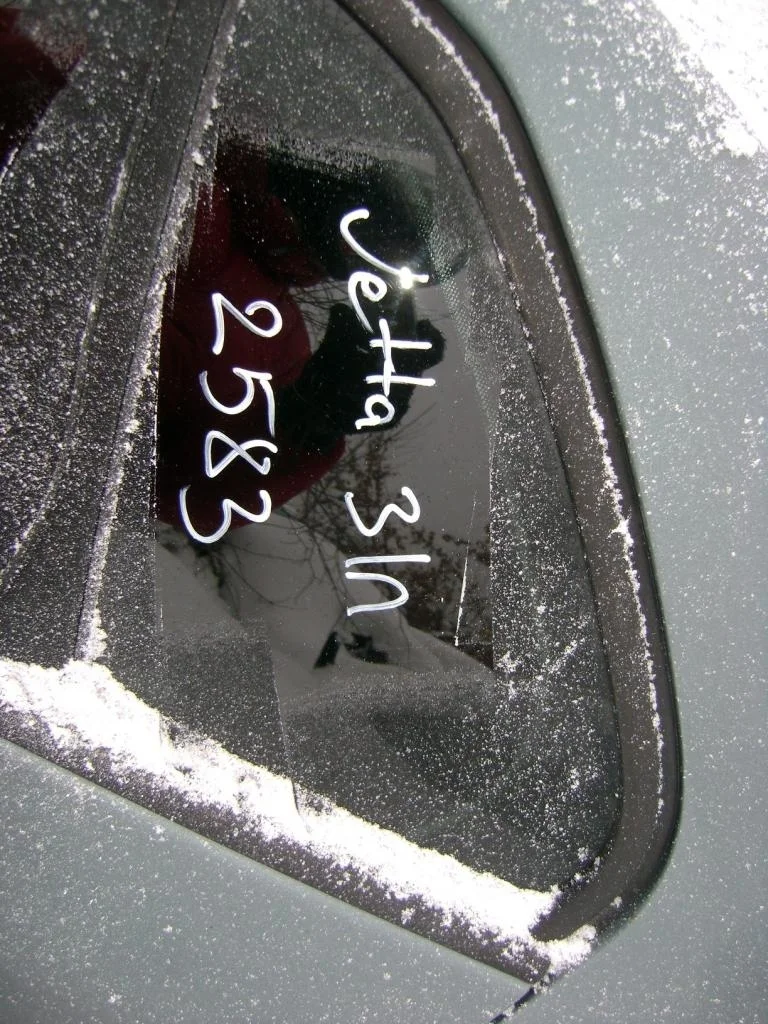 Стекло двери задней левой (форточка) Volkswagen Jetta 2009 (A5)