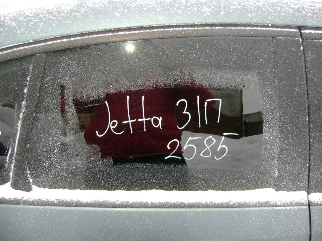 Стекло двери задней правой Volkswagen Jetta 2009 (A5)